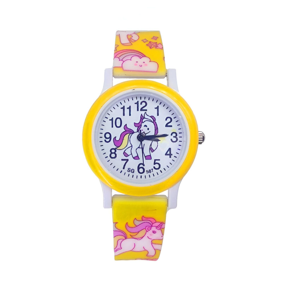 Une montre licorne jaune avec un bracelet en silicone. Le cadran de la montre est blanc avec des chiffres arabes noirs. Il y a une image de licorne sur le cadran. La montre est résistante à l'eau jusqu'à 30 mètres.