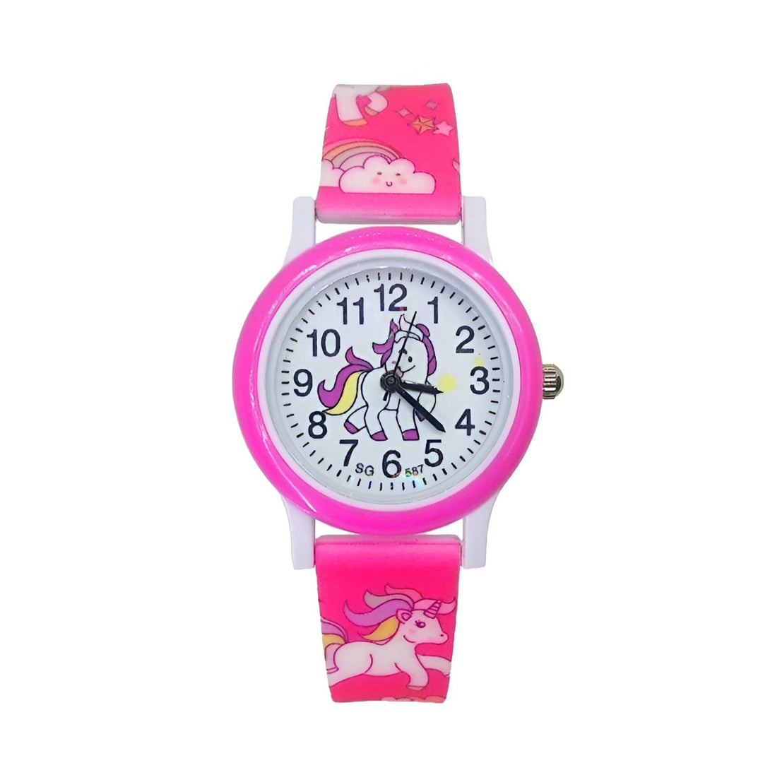 Une montre rose avec un bracelet en silicone. Le cadran de la montre est blanc avec des chiffres multicolores et un motif de licorne.