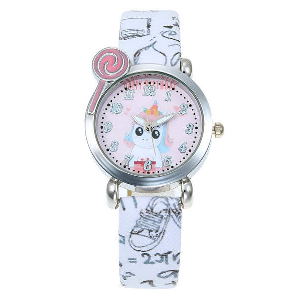 Une montre licorne rose et blanche avec un bracelet en cuir blanc. La montre a un cadran rond avec une image de licorne et des aiguilles roses. Le bracelet est en cuir blanc avec des motifs de baskets et des lacets roses.