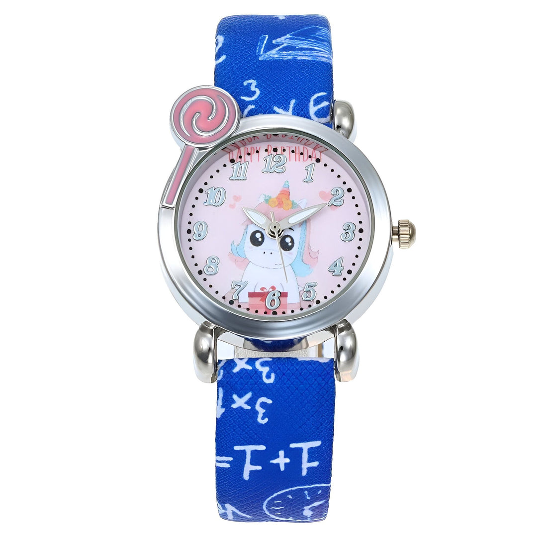 Une montre-bracelet rose et bleue avec un motif de licorne. La montre a un cadran rond avec des chiffres arabes et un bracelet en nylon bleu avec des motifs mathématiques.