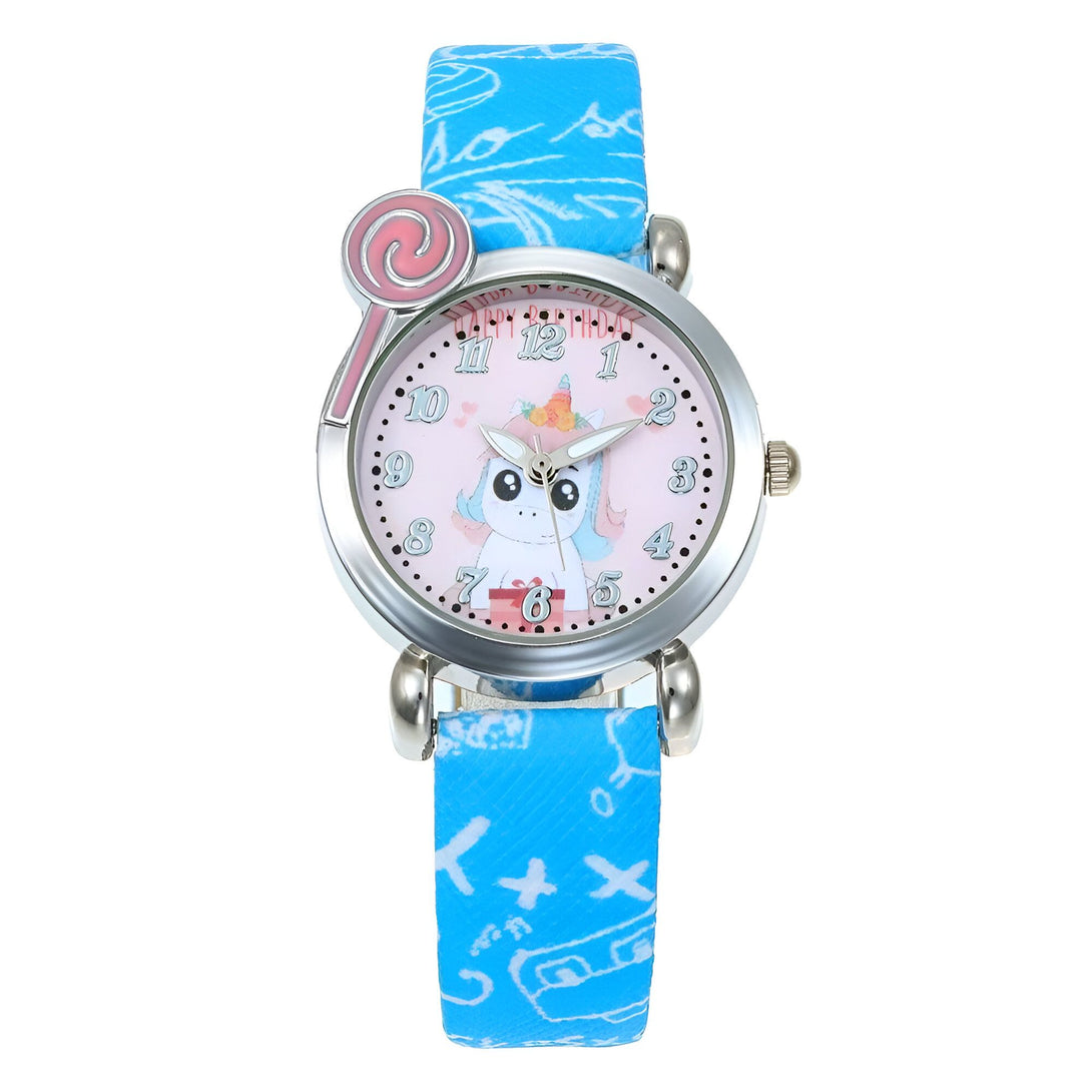 Une montre licorne avec un bracelet en cuir bleu. La montre a un cadran rond avec un fond rose et une image de licorne. La montre est dotée d'un mouvement à quartz et est résistante à l'eau.