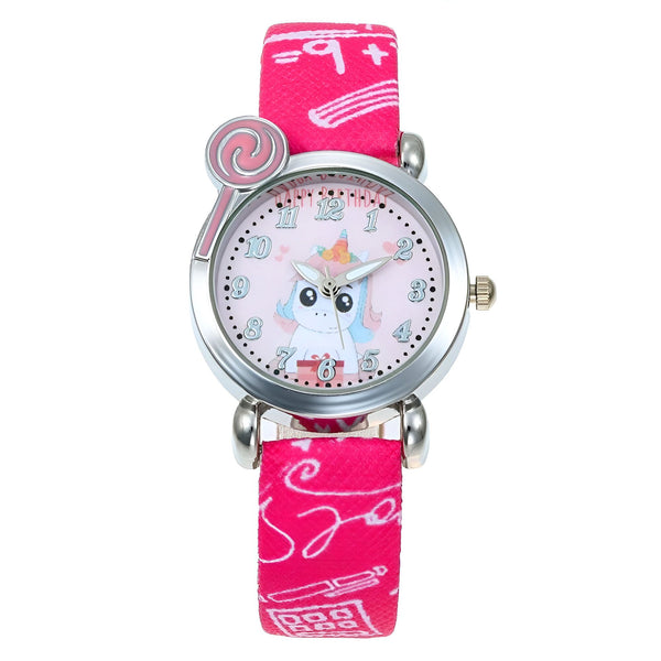 Une montre rose avec un bracelet en tissu à motif de sucette et de licorne. Le cadran de la montre est blanc avec un motif de licorne et l'heure est indiquée par des chiffres arabes.