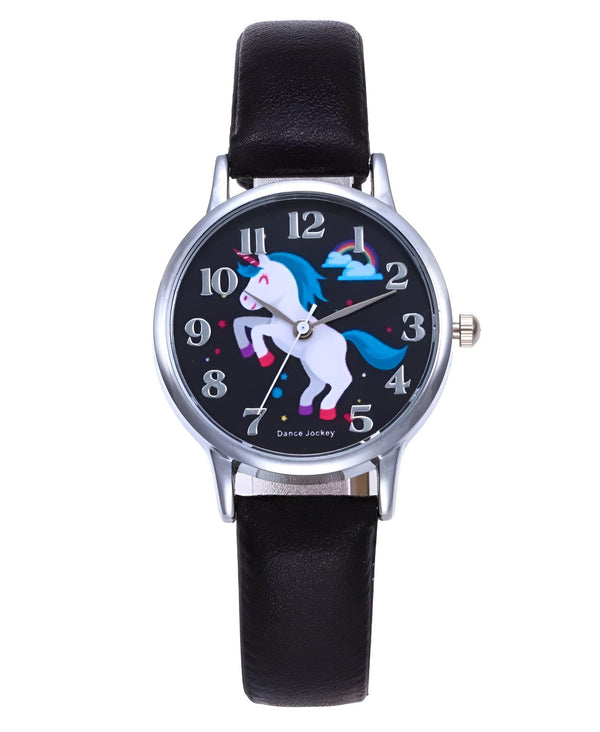 Une montre noire avec un cadran rond et un bracelet en cuir noir. Le cadran représente une licorne blanche avec une crinière et une queue arc-en-ciel. Il y a aussi des étoiles et des nuages sur le cadran. La montre est de la marque "Dance Jockey".