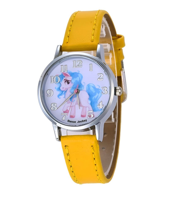 Une montre-bracelet jaune avec un cadran rond et un bracelet en cuir jaune. Le cadran de la montre est blanc avec des chiffres bleus et un motif de licorne. La montre est également dotée d'un mouvement à quartz et d'une pile.