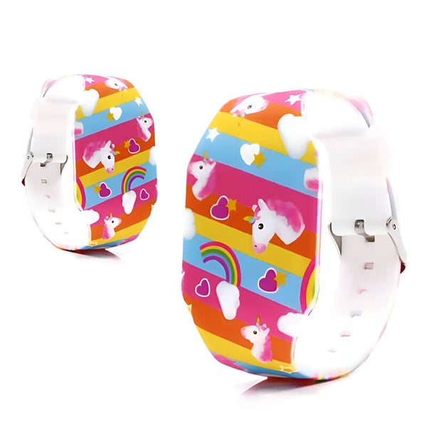 Montre pour enfant avec un motif d'arc-en-ciel, de licornes, de cœurs et d'étoiles sur fond rayé rose, bleu, jaune et orange. Le bracelet est blanc., 45501732290815 | Licorne Shop