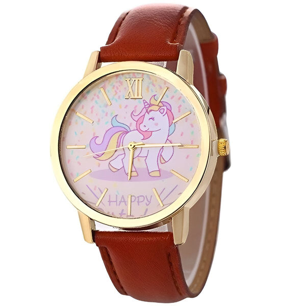 Une montre marron avec un cadran rond et un bracelet en cuir marron. Le cadran de la montre est rose et comporte une image de licorne.