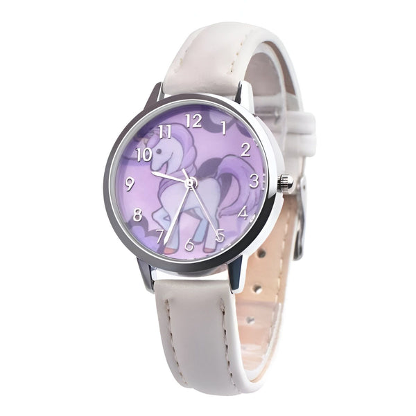 Une montre licorne blanche avec un cadran violet et un bracelet en cuir blanc.