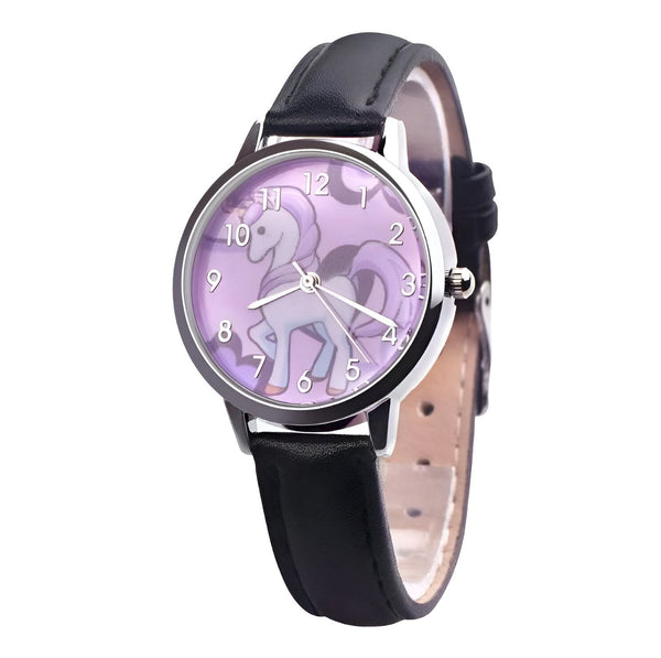 Une montre licorne avec un bracelet en cuir noir. Le cadran de la montre est violet avec une image de licorne.