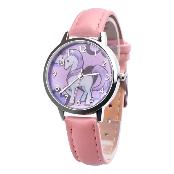 Une montre licorne rose avec un bracelet en cuir rose. Le cadran de la montre est violet avec une image de licorne.