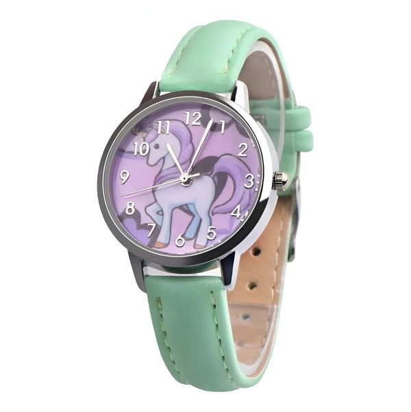 Une montre licorne avec un bracelet en cuir vert. Le cadran de la montre est violet avec une image de licorne.