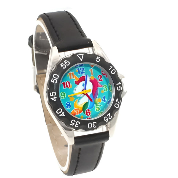 Montre pour enfant avec bracelet noir et cadran orné d'un dessin de licorne colorée. Les chiffres sont clairement indiqués pour faciliter l'apprentissage de l'heure. Idéale pour les jeunes enfants., 45501128245503 | Licorne Shop