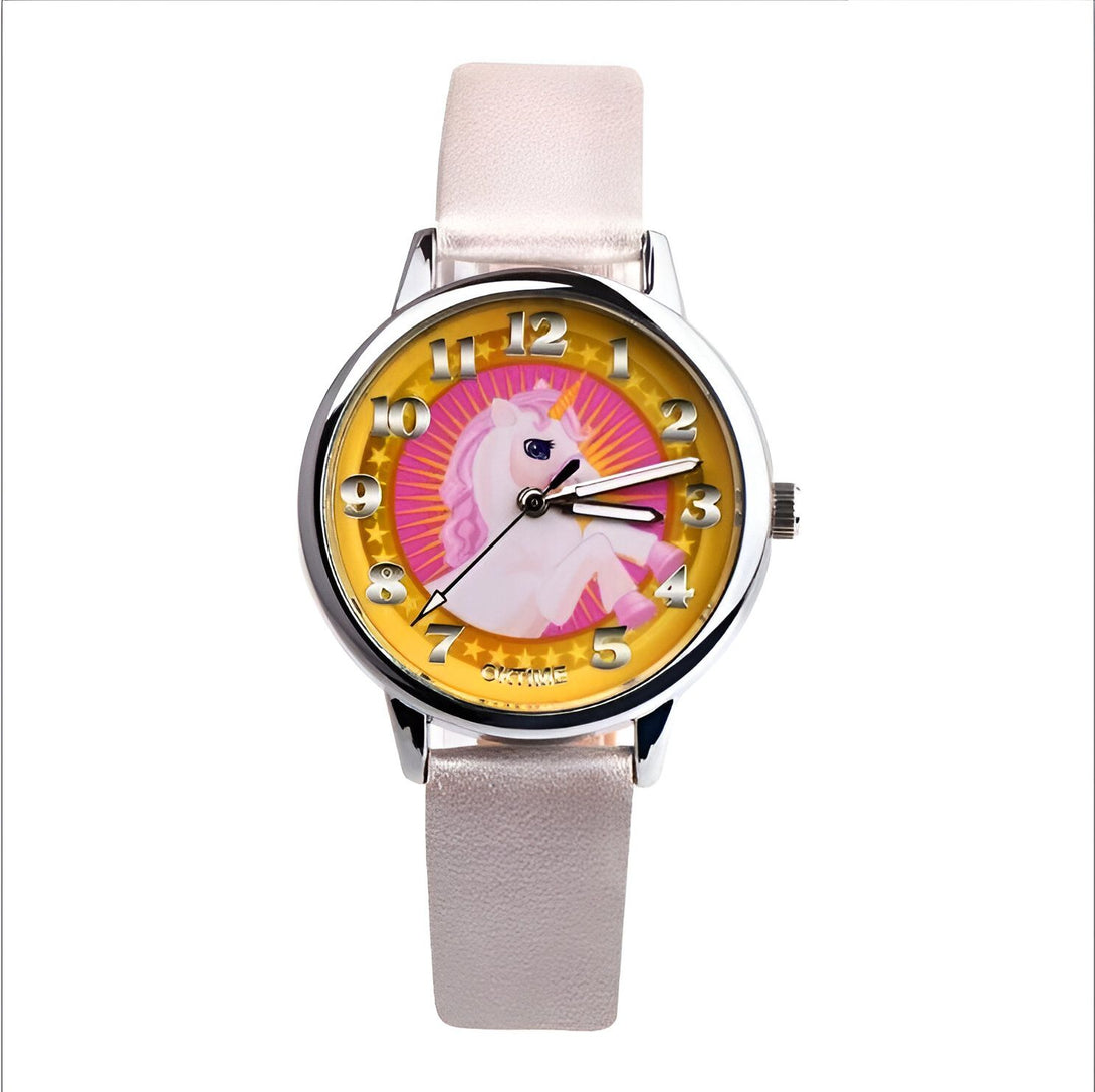 Une montre analogique à quartz avec un bracelet en cuir blanc et un cadran rose et jaune représentant une licorne blanche avec une crinière et une queue roses.