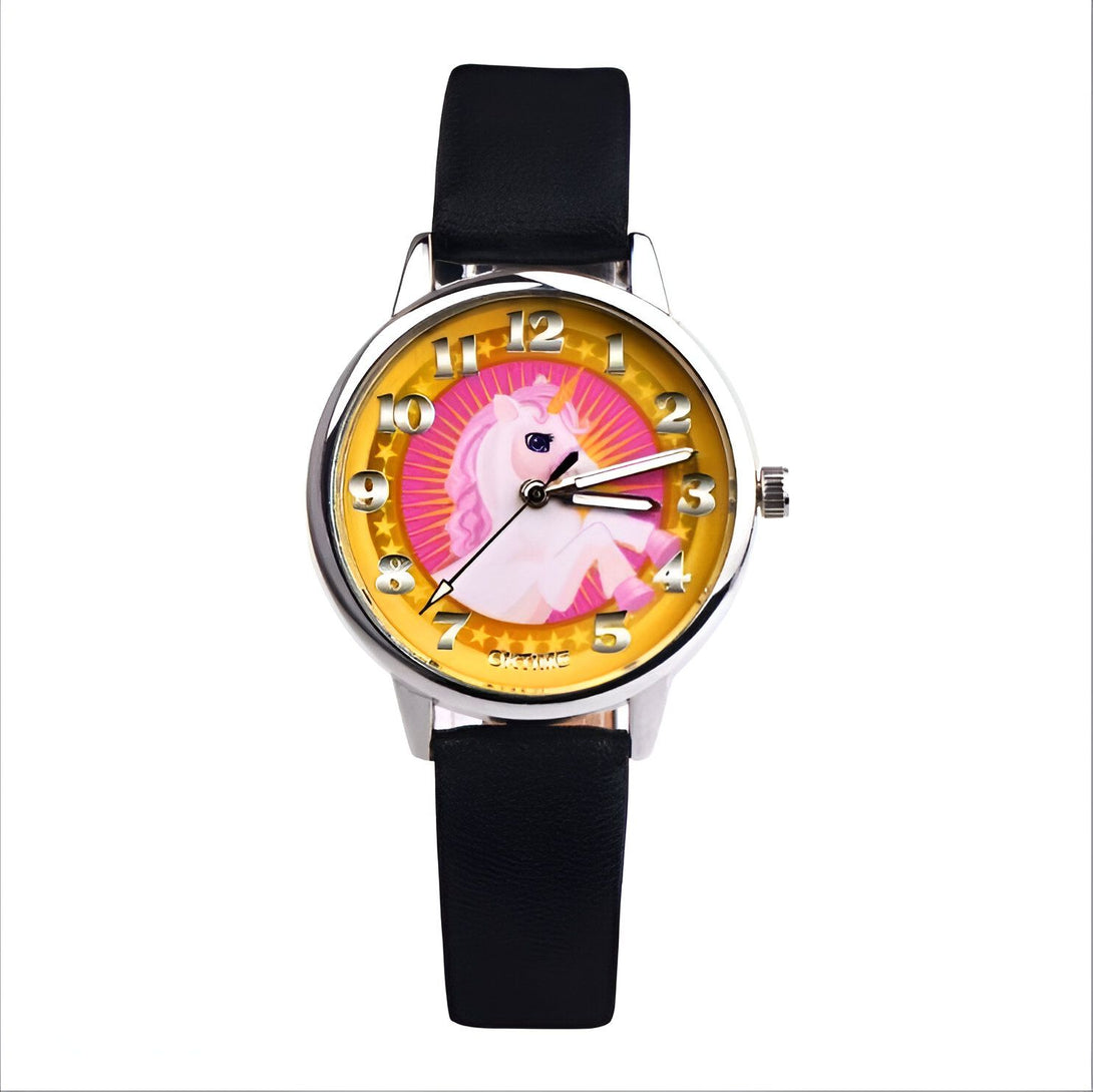 Une montre analogique à quartz avec un bracelet en cuir noir et un cadran rond jaune avec une image de licorne.