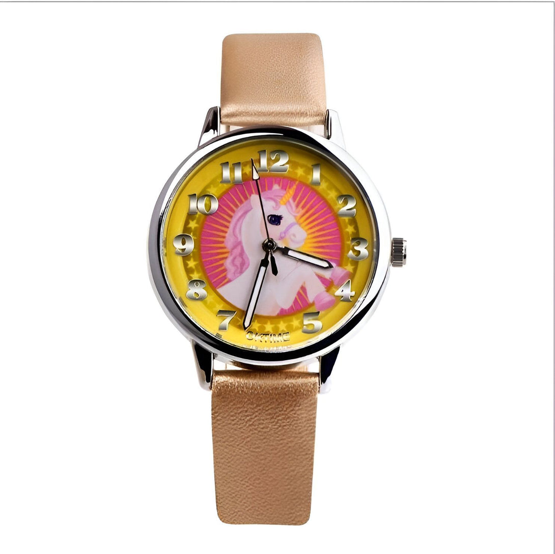 Une montre analogique à quartz avec un bracelet en cuir doré et un cadran jaune avec une licorne.