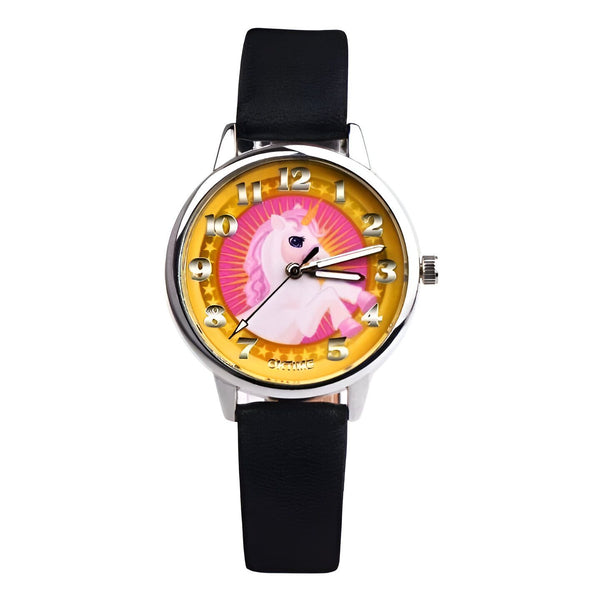 Une montre analogique à quartz avec un bracelet en cuir noir et un cadran rond jaune avec une image de licorne blanche et rose.