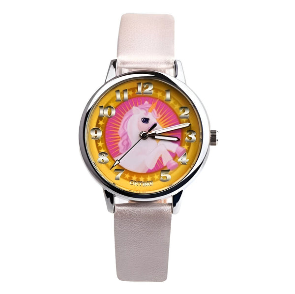 Une montre analogique à quartz rose et argent avec un bracelet en cuir rose. Le cadran de la montre est jaune avec une image de licorne blanche et rose.