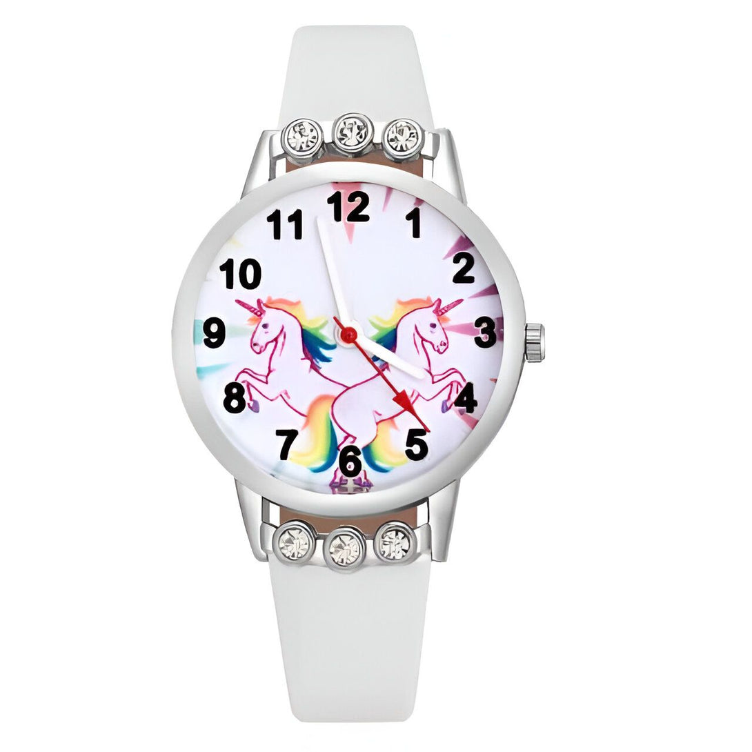 Montre pour enfants blanche avec des licornes arc-en-ciel sur le cadran. Accessoire mignon et ludique pour les jeunes filles. Indique l'heure avec aiguilles et chiffres clairs. Bracelet blanc confortable. Ornée de petites pierres brillantes., 45501963305215 | Licorne Shop