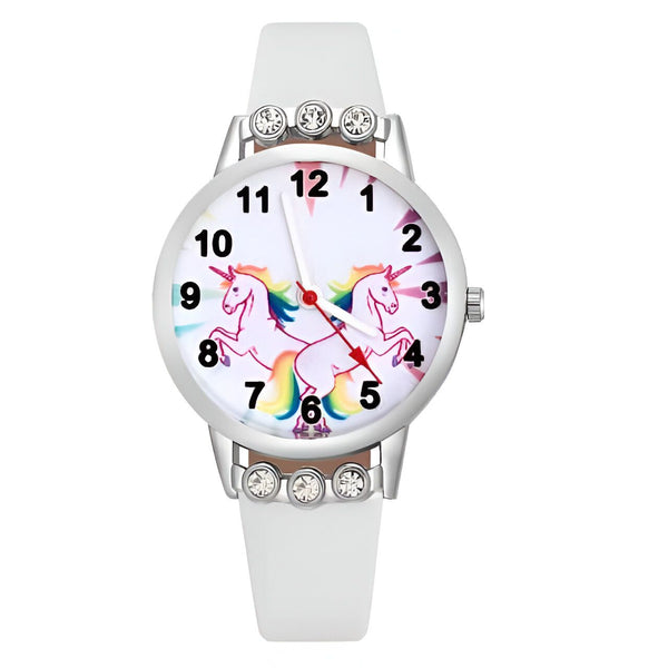 Montre pour enfants blanche avec des licornes arc-en-ciel sur le cadran. Accessoire mignon et ludique pour les jeunes filles. Indique l'heure avec aiguilles et chiffres clairs. Bracelet blanc confortable. Ornée de petites pierres brillantes., 45501963305215 | Licorne Shop