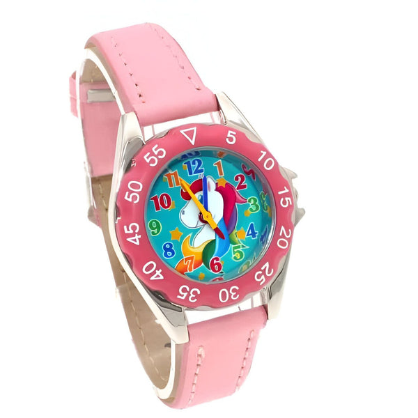 Montre pour enfant rose avec un motif licorne sur le cadran. Les chiffres sont colorés pour faciliter l'apprentissage de l'heure. Le bracelet est en cuir rose assorti., 45501128999167 | Licorne Shop