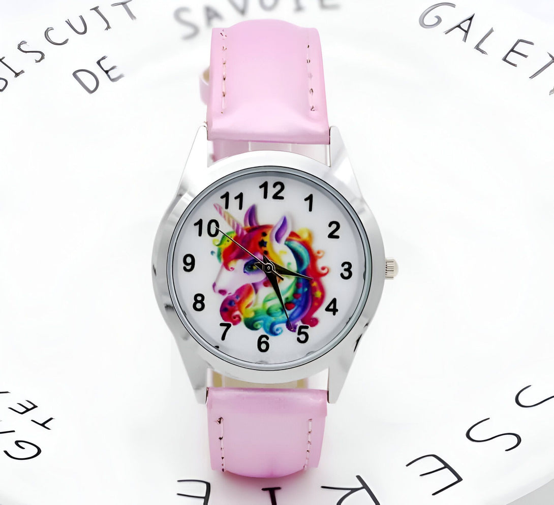 Montre pour enfant avec bracelet rose et cadran argenté. Un dessin de licorne multicolore orne le cadran. Idéal pour apprendre à lire l'heure avec un style magique., 45501321085183 | Licorne Shop