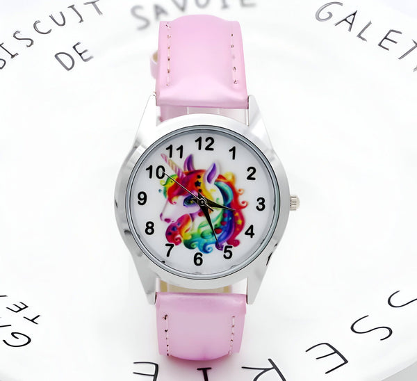 Montre pour enfant avec bracelet rose et cadran argenté. Un dessin de licorne multicolore orne le cadran. Idéal pour apprendre à lire l'heure avec un style magique., 45501321085183 | Licorne Shop