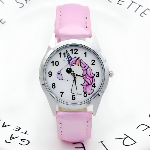Montre enfant rose avec cadran licorne. Montre à quartz pour fille avec bracelet en cuir rose. Illustration d'une licorne blanche avec crinière rose et corne colorée sur le cadran. Idée cadeau pour une jeune fille. Accessoire de mode pour enfant., 45501318856959 | Licorne Shop