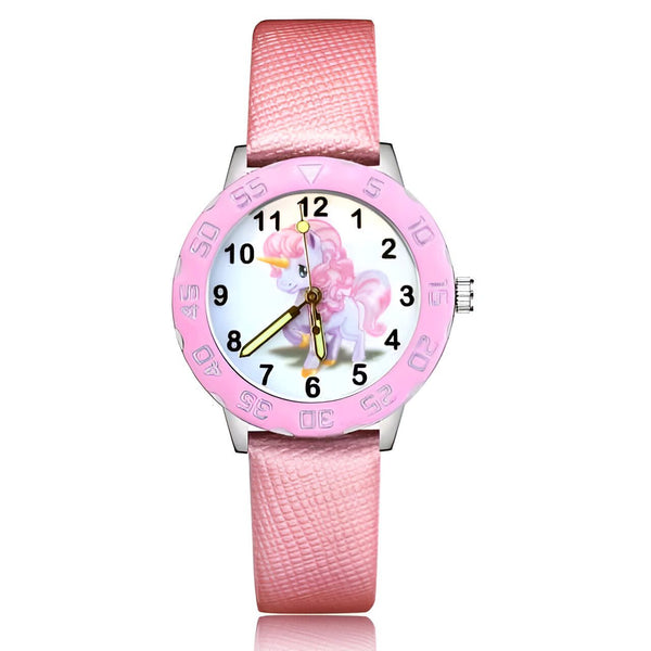 Montre pour enfant rose avec un bracelet rose texturé. Le cadran rond blanc présente un dessin de licorne rose et blanche. Les chiffres sont bien visibles autour du cadran rose., 45502372249855 | Licorne Shop