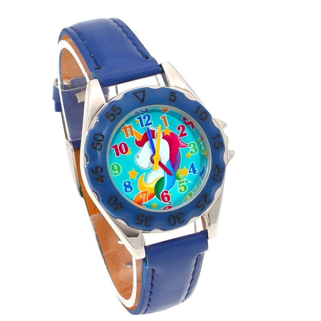 Une montre analogique à quartz avec un bracelet en cuir bleu et un cadran coloré représentant une licorne.