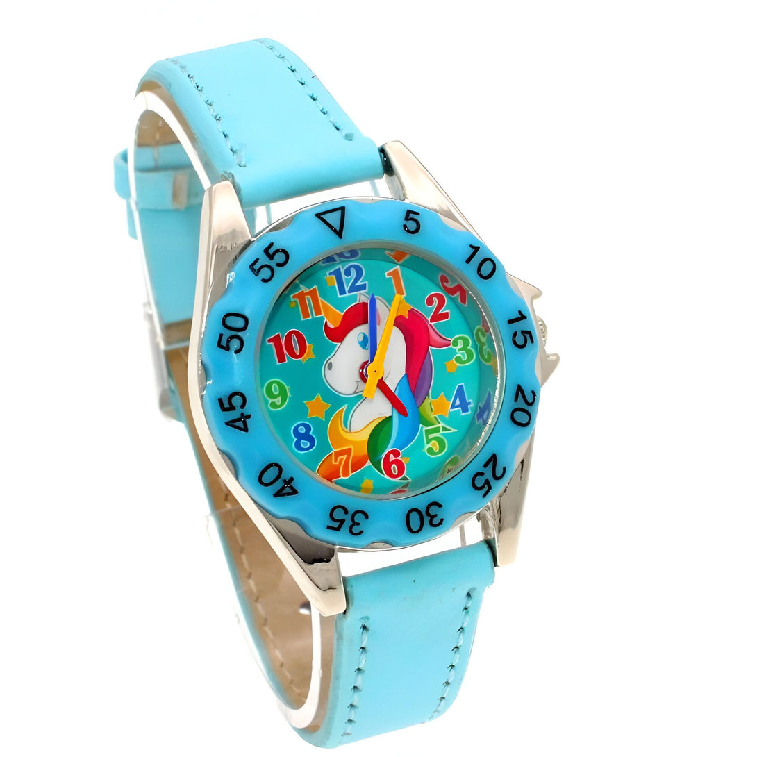 Une montre analogique à quartz avec un bracelet en cuir bleu et un cadran coloré représentant une licorne.