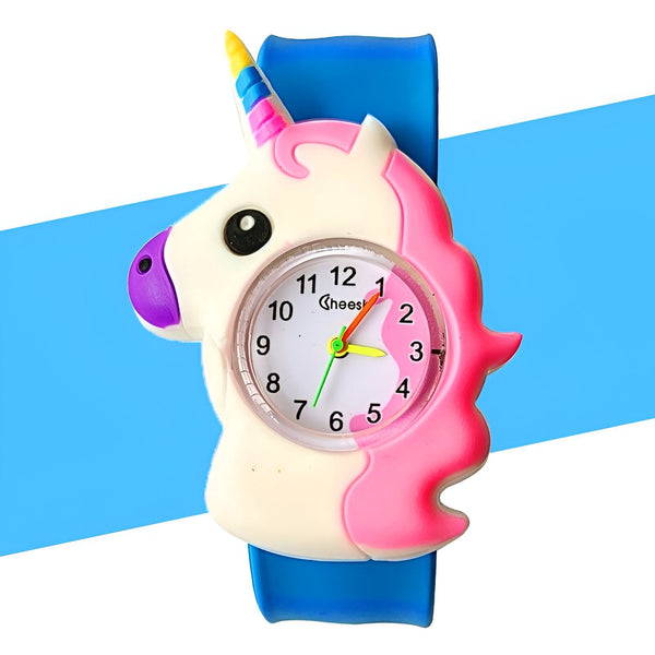 Une montre licorne en plastique bleu avec un cadran rose et blanc. La montre est décorée d'une licorne blanche et rose avec une crinière et une queue arc-en-ciel.