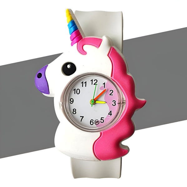 Une montre licorne blanche avec un bracelet rose. La montre a un cadran rond avec des chiffres multicolores et des aiguilles blanches. La licorne a une crinière et une queue arc-en-ciel.