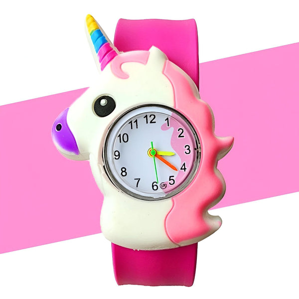 Une montre licorne rose avec un bracelet en silicone. La montre a un cadran blanc avec des chiffres arabes noirs. La trotteuse est verte et l'aiguille des minutes est rose. Le bracelet est rose avec une boucle en métal argenté.