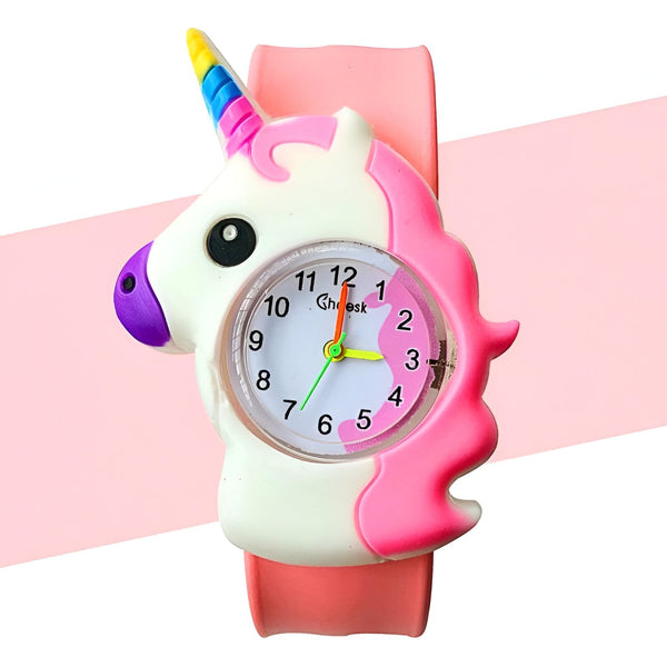 Une montre licorne rose avec un bracelet en silicone rose. La montre a un cadran blanc avec des chiffres arabes noirs. La trotteuse est verte et l'aiguille des minutes est rose. La montre est résistante à l'eau jusqu'à 30 mètres.