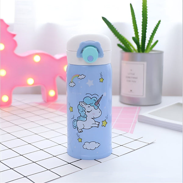 Une bouteille thermos en acier inoxydable avec un motif de licorne. La bouteille est bleue avec un couvercle blanc. La licorne est blanche avec une crinière et une queue roses. Il y a aussi des étoiles et des nuages sur la bouteille.