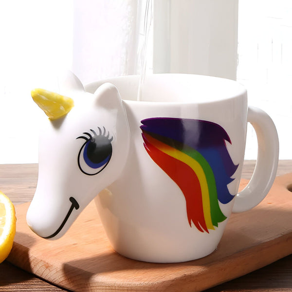 Tasse à café licorne blanche avec une corne jaune, des ailes arc-en-ciel et une anse, remplie d'eau. Idée cadeau originale., 45501193683199 | Licorne Shop