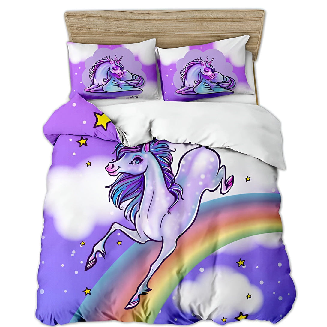 Ensemble de literie avec motif d'unicorne. L'ensemble comprend une housse de couette violette et blanche avec un grand unicorne sur un arc-en-ciel, ainsi que deux taies d'oreiller avec des licornes reposant sur des nuages., 45501138010367,45501138043135,45501138075903,45501138108671,45501138141439,45501138174207,45501138206975,45501138239743,45501138272511,45501138305279,45501138338047,45501138403583,45501138436351 | Licorne Shop