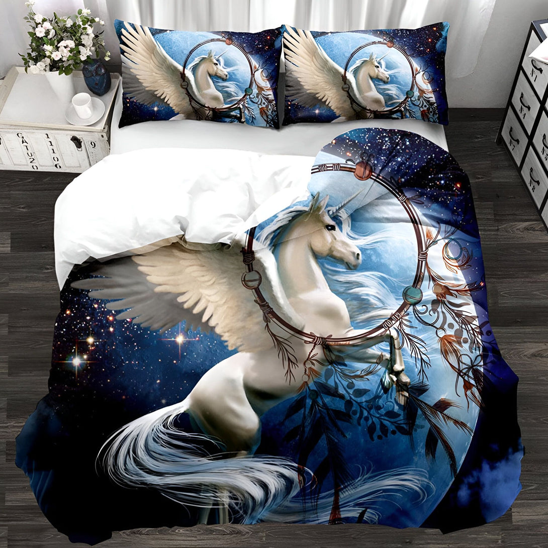 Parure de lit avec motif d'un licorne ailée dans un cercle décoratif. Le fond est un ciel étoilé bleu foncé. Deux oreillers assortis sont visibles., 45501130277119,45501130309887,45501130342655,45501130375423,45501130408191,45501130440959,45501130473727,45501130506495,45501130539263,45501130572031,45501130604799,45501130637567,45501130670335 | Licorne Shop