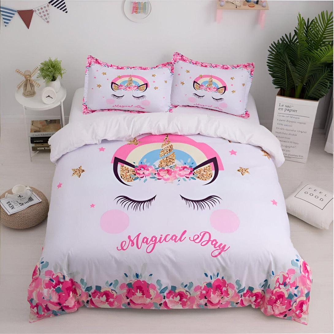 Image d'une chambre à coucher décorée avec une parure de lit licorne. La couette blanche est ornée d'un motif de licorne avec des fleurs et l'inscription "Magical Day". Deux oreillers assortis complètent l'ensemble. Une ambiance douce et féérique pour une chambre d'enfant., 45501083222271,45501083255039,45501083287807,45501083320575,45501083353343,45501083386111,45501083418879,45501083451647,45501083484415,45501083517183,45501083549951,45501083582719,45501083615487 | Licorne Shop