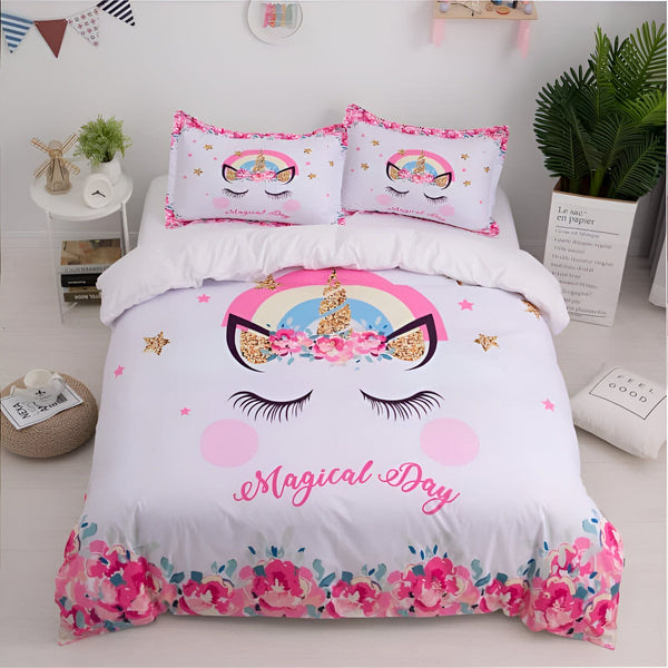Image d'une chambre à coucher décorée avec une parure de lit licorne. La couette blanche est ornée d'un motif de licorne avec des fleurs et l'inscription "Magical Day". Deux oreillers assortis complètent l'ensemble. Une ambiance douce et féérique pour une chambre d'enfant., 45501083222271,45501083255039,45501083287807,45501083320575,45501083353343,45501083386111,45501083418879,45501083451647,45501083484415,45501083517183,45501083549951,45501083582719,45501083615487 | Licorne Shop