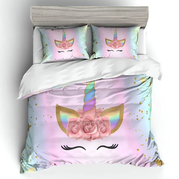 Vue du dessus d'un lit avec une housse de couette et deux oreillers décorés d'un motif de licorne avec des éléments floraux et des accents dorés sur un fond pastel., 45501082239231,45501082271999,45501082304767,45501082337535,45501082370303,45501082403071,45501082435839,45501082468607,45501082501375,45501082534143,45501082566911,45501082599679,45501082632447 | Licorne Shop