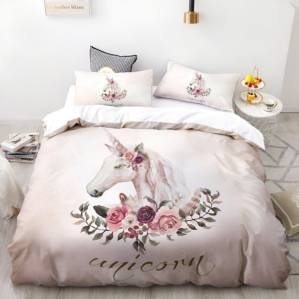 Une image d'une licorne avec des fleurs autour d'elle. La licorne est blanche avec une crinière et une queue roses. Les fleurs sont roses, violettes et vertes. L'arrière-plan est blanc avec un dégradé de rose.