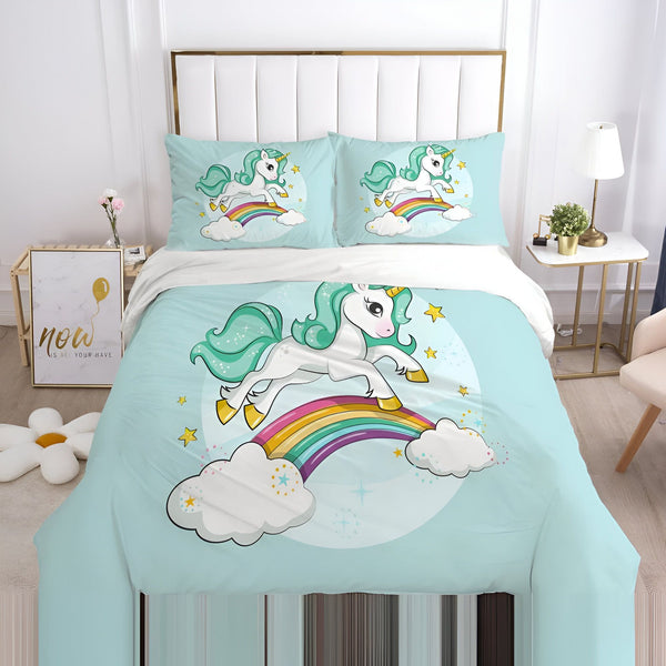 Une chambre d'enfant avec une couette à l'effigie d'une licorne verte sautant sur un arc-en-ciel. La couette est posée sur un lit avec des draps blancs. Il y a des nuages blancs et des étoiles jaunes sur la couette. La chambre est décorée d'une guirlande de fanions colorés et d'un tapis en forme de nuage.