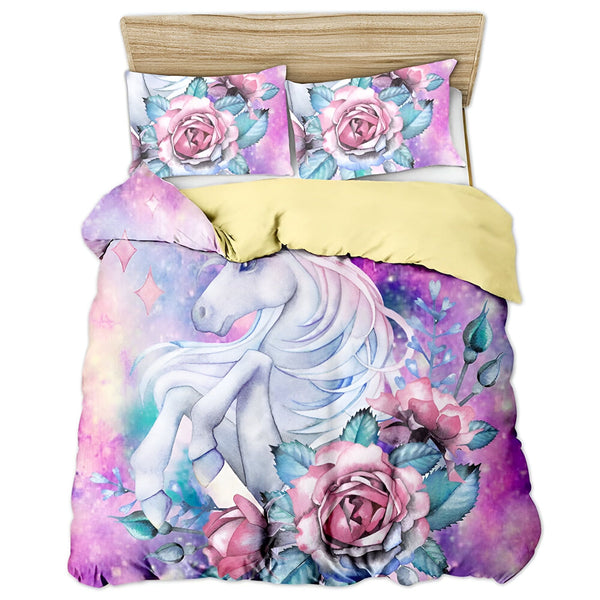 Parure de lit avec motif de licorne blanche et de roses roses sur fond violet et étoilé, avec deux oreillers assortis et une couette jaune., 45501129785599,45501129818367,45501129851135,45501129883903,45501129916671,45501129949439,45501129982207,45501130014975,45501130047743,45501130080511,45501130113279,45501130146047,45501130178815 | Licorne Shop
