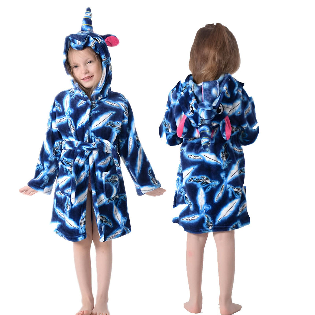Une petite fille portant un peignoir bleu à motifs d'éléphant avec une capuche ornée d'un éléphant. Vue de face et de dos, vêtements de nuit pour enfants, confort et style., 45501092331775,45501092364543,45501092397311,45501092430079,45501092462847,45501092495615,45501092528383,45501092561151 | Licorne Shop