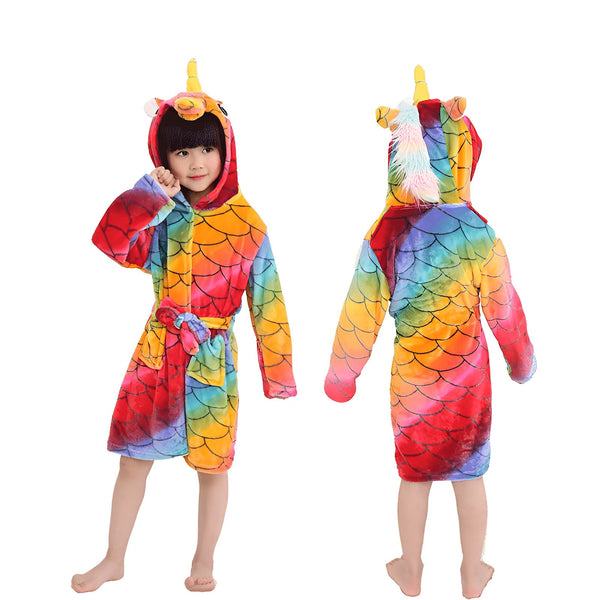 Fille portant un peignoir licorne coloré. Vue de face, elle sourit et porte la capuche. Vue de dos, le peignoir a une queue et une crinière arc-en-ciel., 45502343708927,45502343741695,45502343774463,45502343807231,45502343839999,45502343872767,45502343905535,45502343938303 | Licorne Shop
