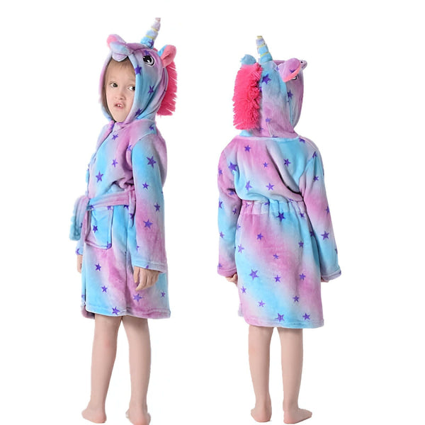 Une petite fille porte un peignoir licorne à capuche bleu, rose et violet avec des étoiles. Vue de face et de dos., 45502053384447,45502053417215,45502053449983,45502053482751,45502053515519,45502053548287,45502053581055,45502053613823 | Licorne Shop
