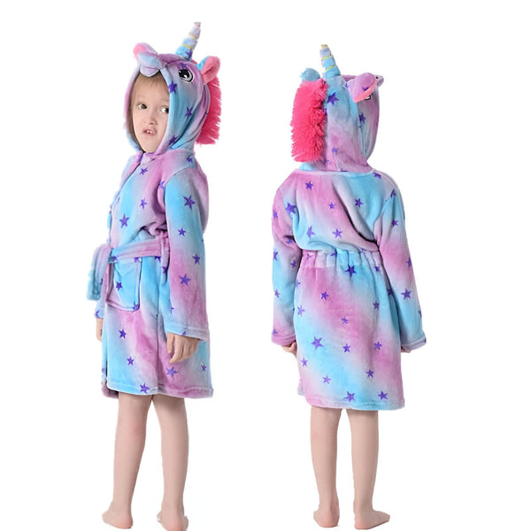Une enfant vue de face et de dos portant un peignoir à capuche en forme de licorne, de couleur bleu, rose et blanc, avec des motifs d'étoiles violettes., 45501091938559,45501091971327,45501092004095,45501092036863,45501092069631,45501092102399,45501092135167,45501092167935 | Licorne Shop