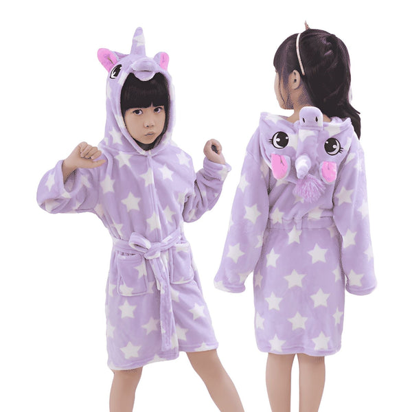 Deux fillettes portant des peignoirs en forme de licorne, lilas avec des étoiles blanches, la première de face et la deuxième de dos., 45502350459135,45502350491903,45502350524671,45502350557439,45502350590207,45502350622975,45502350655743,45502350688511 | Licorne Shop