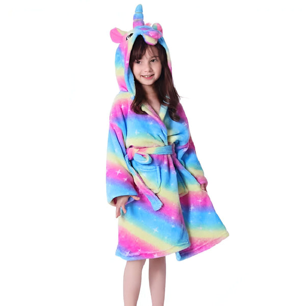 Une fillette souriante porte un peignoir licorne coloré avec une capuche., 45502348886271,45502348919039,45502348951807,45502348984575,45502349017343,45502349050111,45502349082879,45502349115647 | Licorne Shop