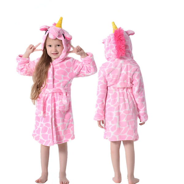Une fillette portant un peignoir rose à capuche motif licorne, vue de face et de dos sur un fond blanc. Le peignoir a une ceinture et la capuche a une corne et une crinière de licorne., 45502343414015,45502343446783,45502343479551,45502343512319,45502343545087,45502343577855,45502343610623,45502343643391 | Licorne Shop